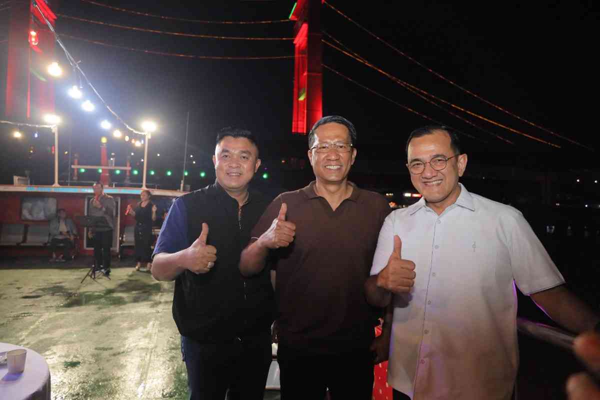 Sekretaris Daerah Kota Palembang Aprizal Hasyim, menjamu Menteri Hukum Republik Indonesia, Dr. Supratman Andi Agtas, SH, MH, dengan sebuah makan malam istimewa di Kapal Musi Cruise, Minggu (27/7/2025). Foto: Kominfo Palembang.
