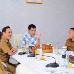Bupati Musi Banyuasin H M Toha SH mengikuti Rapat Tindaklanjut Penanganan Sumur Minyak Masyarakat Secara Virtual, Selasa (29/7/2025) di Ruang Rapat Guest House Griya Bumi Serasan Sekate. Foto: Kominfo Muba.