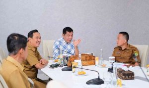 Bupati Musi Banyuasin H M Toha SH mengikuti Rapat Tindaklanjut Penanganan Sumur Minyak Masyarakat Secara Virtual, Selasa (29/7/2025) di Ruang Rapat Guest House Griya Bumi Serasan Sekate. Foto: Kominfo Muba.