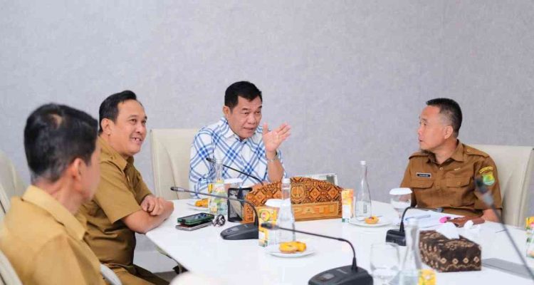 Bupati Musi Banyuasin H M Toha SH mengikuti Rapat Tindaklanjut Penanganan Sumur Minyak Masyarakat Secara Virtual, Selasa (29/7/2025) di Ruang Rapat Guest House Griya Bumi Serasan Sekate. Foto: Kominfo Muba.