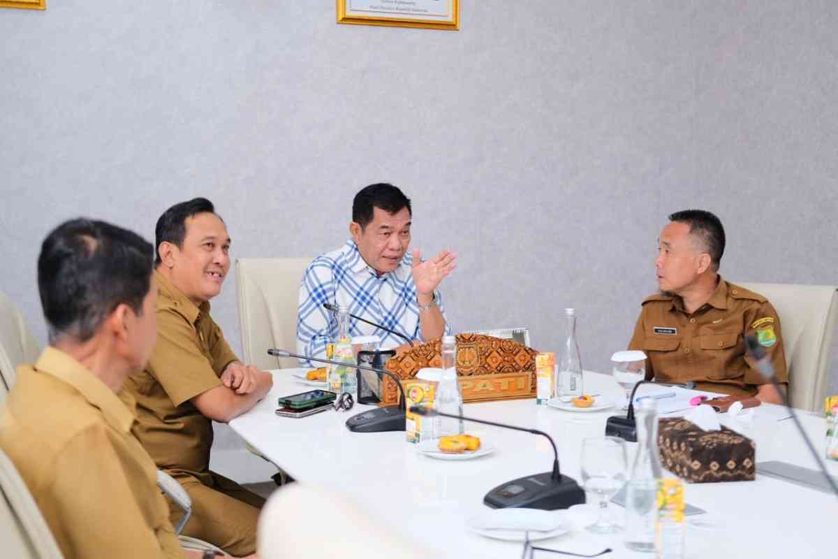Bupati Musi Banyuasin H M Toha SH mengikuti Rapat Tindaklanjut Penanganan Sumur Minyak Masyarakat Secara Virtual, Selasa (29/7/2025) di Ruang Rapat Guest House Griya Bumi Serasan Sekate. Foto: Kominfo Muba.