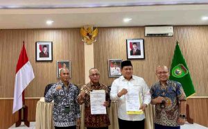 Sekda Muba Dr Apriyadi MSi resmi melakukan Penandatanganan Naskah Perjanjian Kerjasama Penggunaan Kawasan Hutan untuk Kegiatan Pemasangan Jaringan Distribusi Listrik Masuk Desa, di Kantor Dinas Kehutanan Provinsi Sumatera Selatan, Jumat (4/7/2025). Foto: Kominfo Muba.