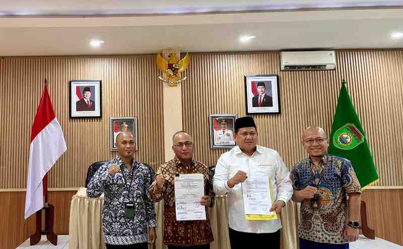 Sekda Muba Dr Apriyadi MSi resmi melakukan Penandatanganan Naskah Perjanjian Kerjasama Penggunaan Kawasan Hutan untuk Kegiatan Pemasangan Jaringan Distribusi Listrik Masuk Desa, di Kantor Dinas Kehutanan Provinsi Sumatera Selatan, Jumat (4/7/2025). Foto: Kominfo Muba.