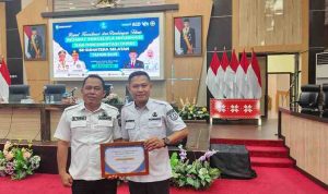 Kominfo Pemkab Muba terima penghargaan bidang layanan informasi. Foto: Kominfo Muba.