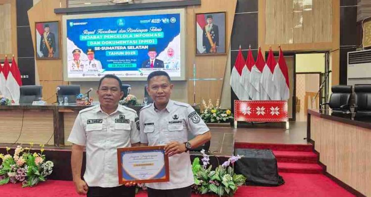 Kominfo Pemkab Muba terima penghargaan bidang layanan informasi. Foto: Kominfo Muba.
