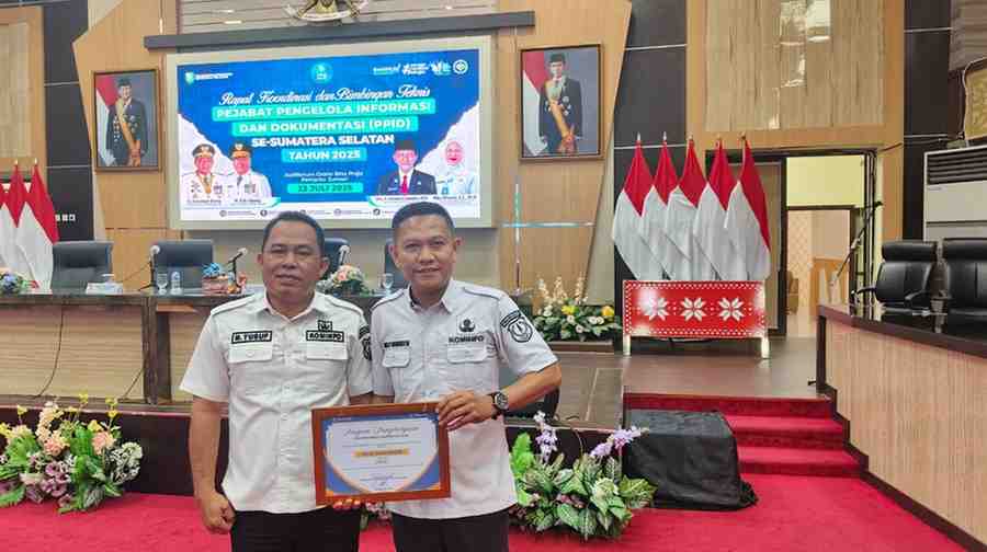 Kominfo Pemkab Muba terima penghargaan bidang layanan informasi. Foto: Kominfo Muba.