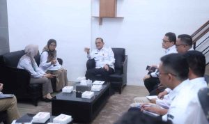 Sekretaris Daerah (Sekda) Provinsi Sumsel, Drs H Edward Candra, MH menerima kunjungan Kepala BBPOM Palembang, Yeni Ardianti di Ruang Tamu Sekda Sumsel, Rabu (23/7/2025). Foto: Humas Pemprov Sumsel.