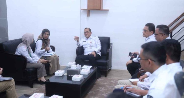 Sekretaris Daerah (Sekda) Provinsi Sumsel, Drs H Edward Candra, MH menerima kunjungan Kepala BBPOM Palembang, Yeni Ardianti di Ruang Tamu Sekda Sumsel, Rabu (23/7/2025). Foto: Humas Pemprov Sumsel.