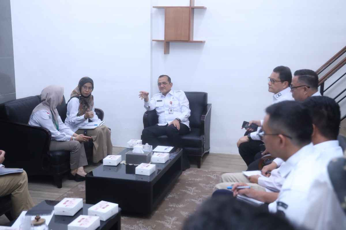 Sekretaris Daerah (Sekda) Provinsi Sumsel, Drs H Edward Candra, MH menerima kunjungan Kepala BBPOM Palembang, Yeni Ardianti di Ruang Tamu Sekda Sumsel, Rabu (23/7/2025). Foto: Humas Pemprov Sumsel.