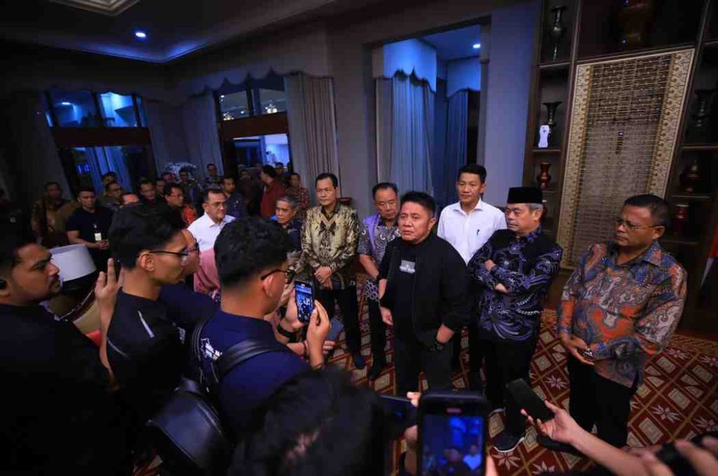 Gubernur Sumsel Herman Deru diwawancarai wartawan pasca rapat darurat tentang kendaraan ODOL (Over Dimension Overloading) di Griya Agung, Palembang, Senin (7/7/2025) malam. Foto: Humas Pemprov Sumsel.