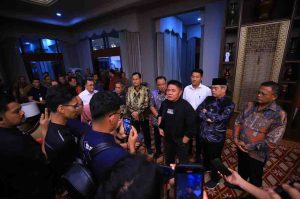 Gubernur Sumsel Herman Deru diwawancarai wartawan pasca rapat darurat tentang kendaraan ODOL (Over Dimension Overloading) di Griya Agung, Palembang, Senin (7/7/2025) malam. Foto: Humas Pemprov Sumsel.