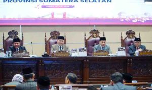 Ketua DPRD Sumsel, Andie Dinaldie memimpin rapat paripurna DPRD Sumsel XVIII 2025, Jumat (18/7/2025). Foto: Humas Pemprov Sumsel.