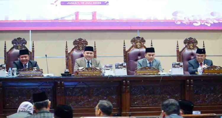 Ketua DPRD Sumsel, Andie Dinaldie memimpin rapat paripurna DPRD Sumsel XVIII 2025, Jumat (18/7/2025). Foto: Humas Pemprov Sumsel.
