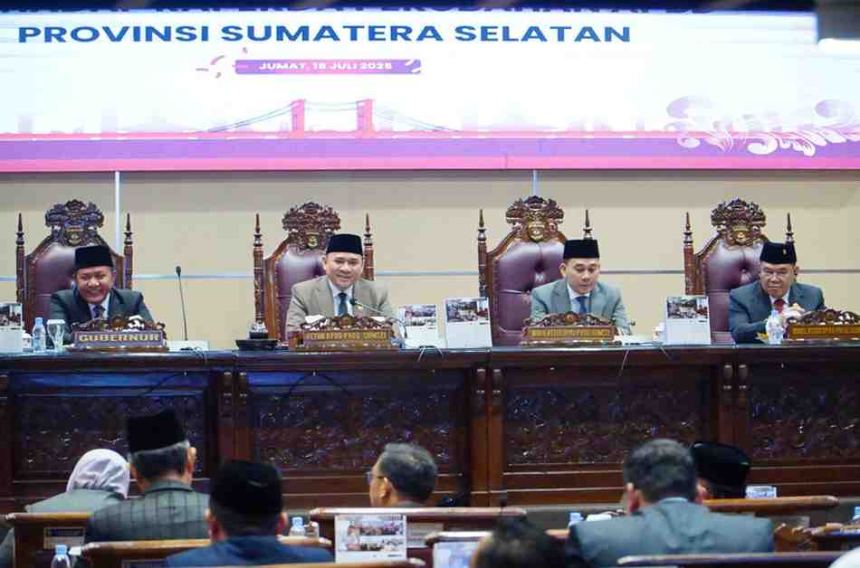 Ketua DPRD Sumsel, Andie Dinaldie memimpin rapat paripurna DPRD Sumsel XVIII 2025, Jumat (18/7/2025). Foto: Humas Pemprov Sumsel.