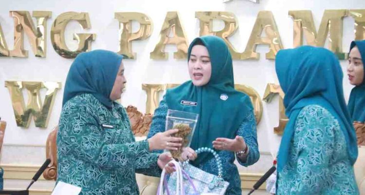 Ketua Tim Penggerak PKK (TP PKK) Kota Palembang, Dewi Sastrani Ratu Dewa hadir langsung pada Rapat Koordinasi (Rakor) Pemberdayaan dan Kesejahteraan Keluarga (PKK) Tingkat Kota Palembang Tahun 2025, Kamis (17/07). Foto: Kominfo Muba.