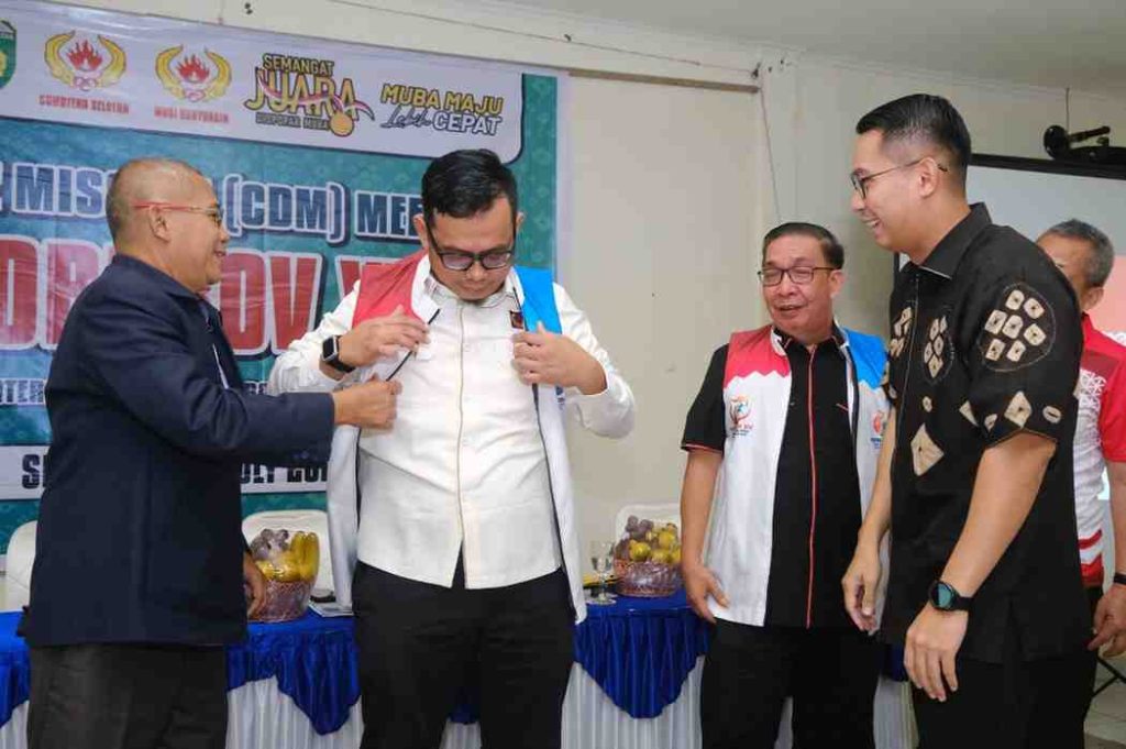 Kadispopar Dr.Muhammad Fariz SSTP, M.M mengenakan baju untuk Chief de Mission (CDM) Porprov XV Tahun 2025, Jumat (11/7/2025). Foto: Kominfo Muba.