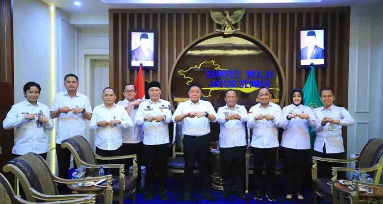 Gubernur Sumsel, Herman Deru menerima kunjungan Kepala Kanwil yang baru, Maju Amintas Siburian, Rabu (23/7/2025). Foto: Humas Pemprov Sumsel..