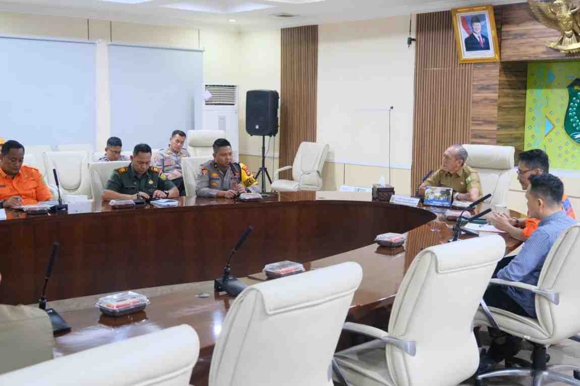 Suasana rapat persiapan Kejuaraan Daerah (Kejurda) IMI Sumsel BAF Drag Race dan Drag Bike Championship 2025 Putaran ke-2 di Ruang Serasan Sekate, Sekayu, Selasa (22/7/2025). Foto: Kominfo Muba.