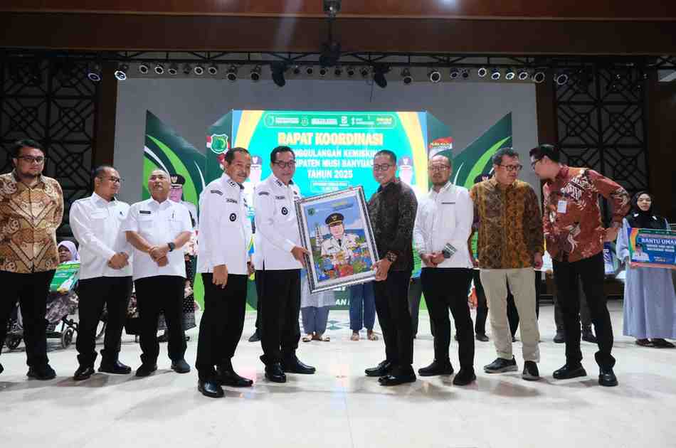 Bupati Muba, HM Toha saat menerima Deputi Kepesertaan Korporasi dan Institusi Ketenagakerjaan Hendra Nopriansyah dan tim, Rabu (16/7/2025). Foto: Kominfo Muba.