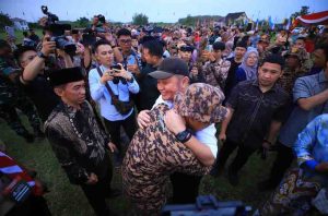 Peserta retret siswa memeluk Gubernur Sumsel Herman Deru saat orang nomor satu di Sumsel itu menghadiri penutupan retrer laskar pandu satria di Perkkemahan Gandus, Palembang, Jumat (11/7/2025). Foto: Humas Pemprov Sumsel.