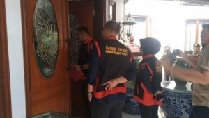 Tim penyidik Kejati Sumsel saat mau masuk ke rumah Alex Noerdin di Jalan Merdeka Palembang, Kamis (10/7/20250. Foto: IST