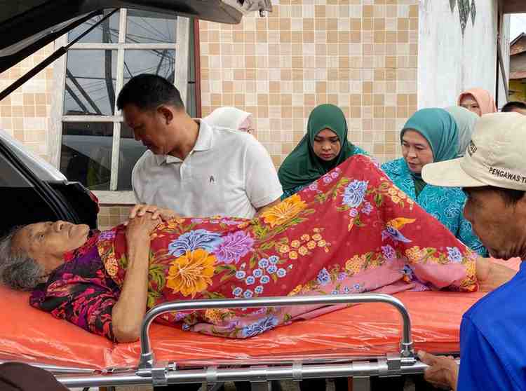 Ketua TP PKK Dewi Sastrani Ratu Dewa menjenguk ibu Salsabila yang dibawa ke RSUD BARI, Palembang. Foto: Kominfo Palembang.