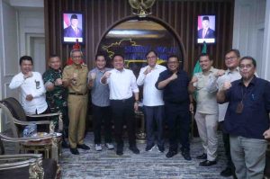Gubernur Sumsel, Herman deru saat menerima kunjungan Koordinator Satgas Cetak Sawah, Brigjen TNI Ade beserta jajaran Staf Khusus Menteri Pertanian RI di Ruang Tamu Gubernur, Selasa (15/7/2025). Foto: Humas Pemprov Sumsel.
