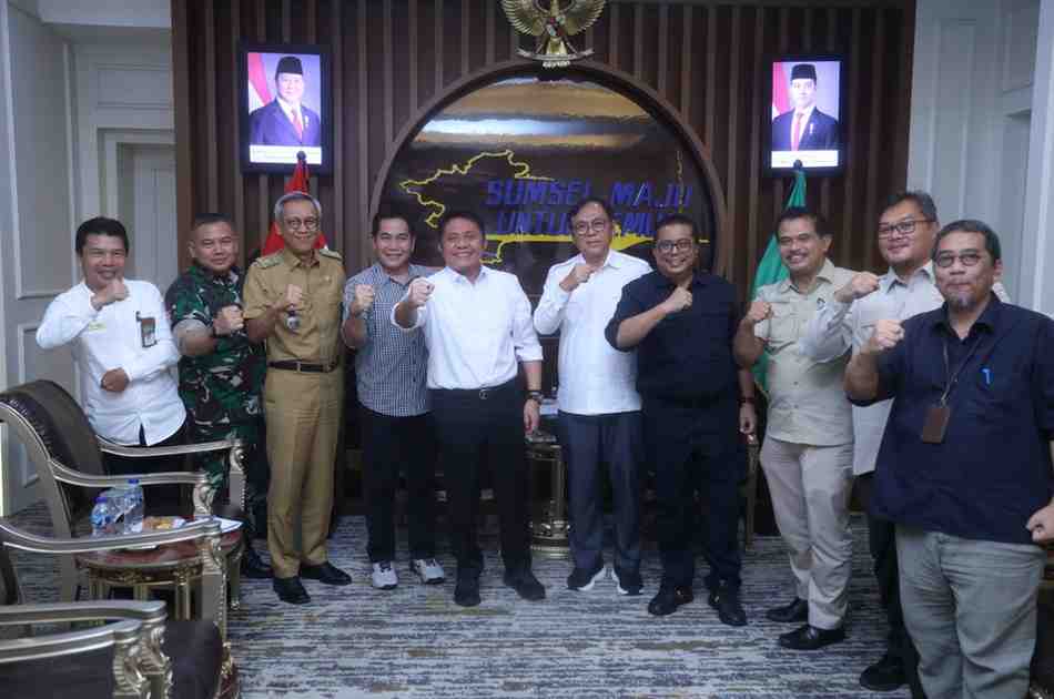 Gubernur Sumsel, Herman deru saat menerima kunjungan Koordinator Satgas Cetak Sawah, Brigjen TNI Ade beserta jajaran Staf Khusus Menteri Pertanian RI di Ruang Tamu Gubernur, Selasa (15/7/2025). Foto: Humas Pemprov Sumsel.