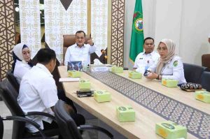 Sekretaris Daerah (Sekda) Provinsi Sumsel, Drs. H. Edward Candra, M.H., saat mengikuti Rapat Finalisasi Pedoman Umum dan Technical Handbook (THB) Pornas XVII KORPRI 2025 secara daring dari Command Center Kantor Gubernur Sumsel, Rabu (16/7/2025). Foto: Humas Pemprov Sumsel.