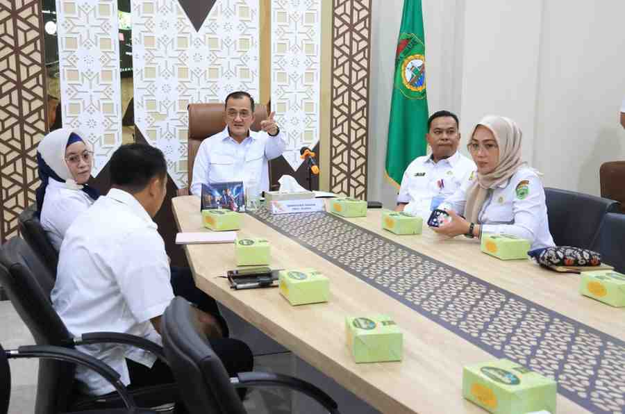 Sekretaris Daerah (Sekda) Provinsi Sumsel, Drs. H. Edward Candra, M.H., saat mengikuti Rapat Finalisasi Pedoman Umum dan Technical Handbook (THB) Pornas XVII KORPRI 2025 secara daring dari Command Center Kantor Gubernur Sumsel, Rabu (16/7/2025). Foto: Humas Pemprov Sumsel.
