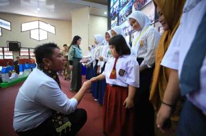 Gubernur Sumsel, Herman Deru berdialog dengan siswa saat membuka secara resmi Rapat Koordinasi (Rakor) Pemberdayaan Perempuan dan Perlindungan Anak (PPA) tingkat Provinsi dan Kabupaten/Kota se-Sumsel, Selasa (15/7/2025) di Hotel The Zuri Palembang. Foto: Humas Pemprov Sumsel.