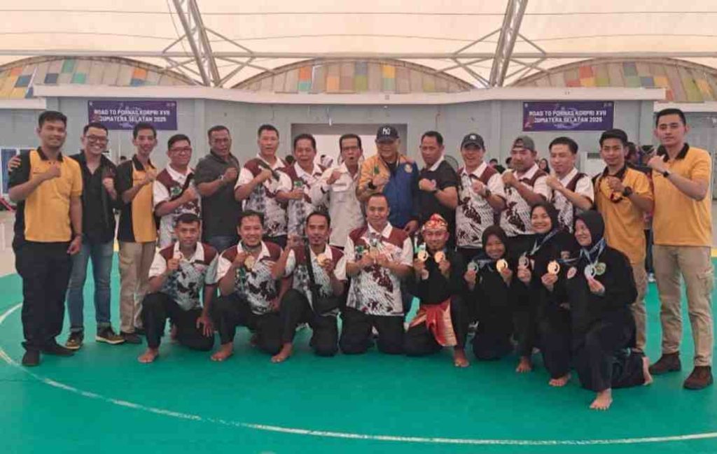 Bupati Muba, HM Toha, tim offisial dan para etlet silat Korpri Muba, yang berhasil meraih empat medali ems Porprov Korpri, Rabu (2/7/2025). Foto: Kominfo Muba.