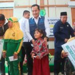 Wabup Muba, Rohman memberikan beasiswa kepada siswa kurang mampu, yang merupakan program BAZNAS Muba, Rabu (30/7/2025). Foto: Kominfo Muba.