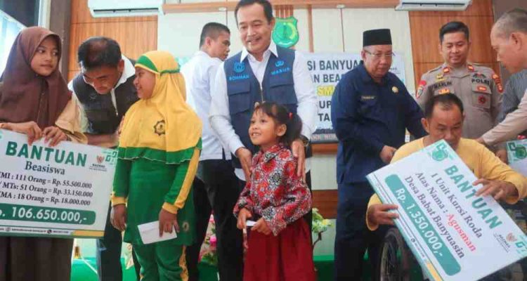 Wabup Muba, Rohman memberikan beasiswa kepada siswa kurang mampu, yang merupakan program BAZNAS Muba, Rabu (30/7/2025). Foto: Kominfo Muba.
