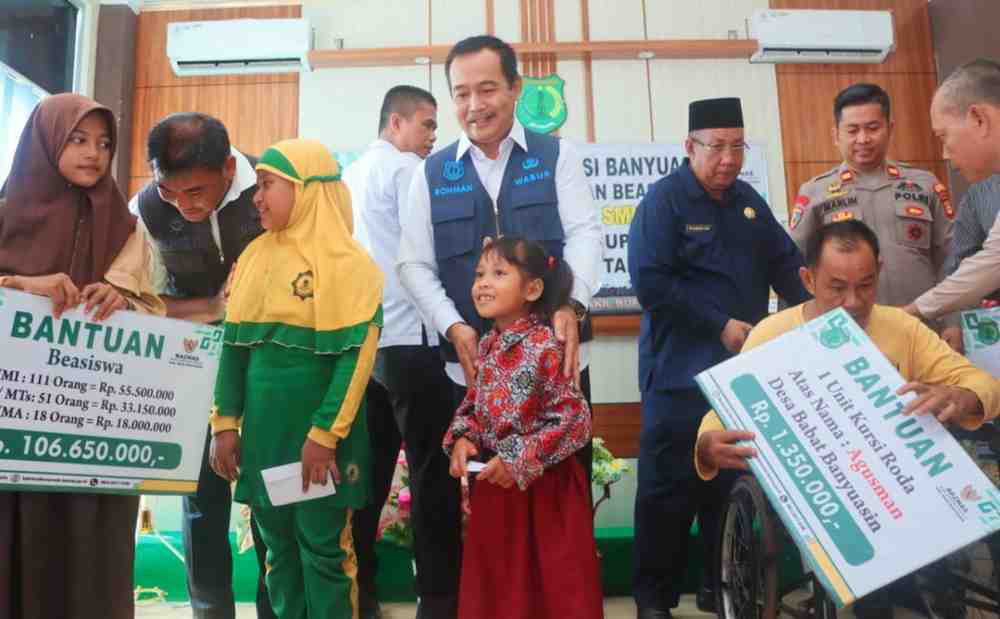 Wabup Muba, Rohman memberikan beasiswa kepada siswa kurang mampu, yang merupakan program BAZNAS Muba, Rabu (30/7/2025). Foto: Kominfo Muba.