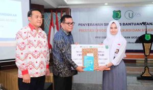 Bupati Muba, HM Toha secvara simbolis menyerahjkan beasiswa Program Edukasi untuk Anak Negeri (PRESTASI) yang diselenggarakan oleh PT Baturona Adimulya dan PT Astaka Dodol, Jumat (31/7/2025). Foto: Kominfo Muba.