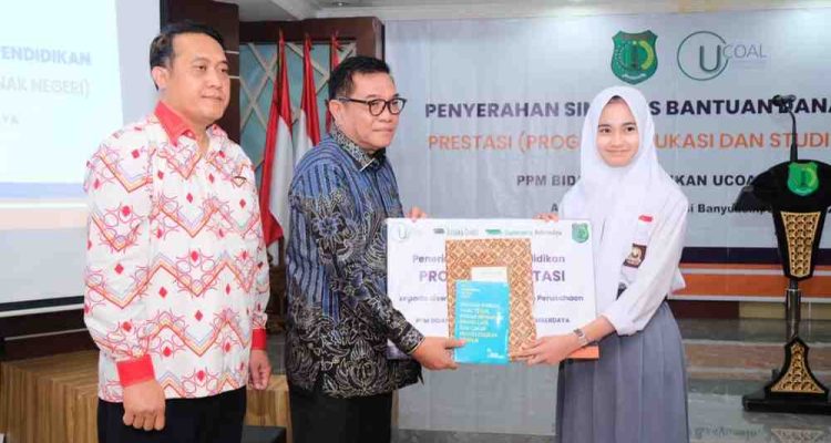 Bupati Muba, HM Toha secvara simbolis menyerahjkan beasiswa Program Edukasi untuk Anak Negeri (PRESTASI) yang diselenggarakan oleh PT Baturona Adimulya dan PT Astaka Dodol, Jumat (31/7/2025). Foto: Kominfo Muba.