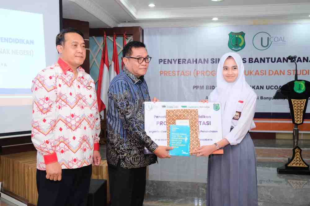 Bupati Muba, HM Toha secvara simbolis menyerahjkan beasiswa Program Edukasi untuk Anak Negeri (PRESTASI) yang diselenggarakan oleh PT Baturona Adimulya dan PT Astaka Dodol, Jumat (31/7/2025). Foto: Kominfo Muba.