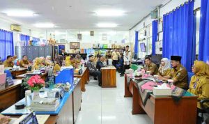 Wawako Palembang, Prima Salam berdialog dengan para guru di SMA Pusri, Palembang, Senin (21/7/2025). Foto: Kominfo Palembang.