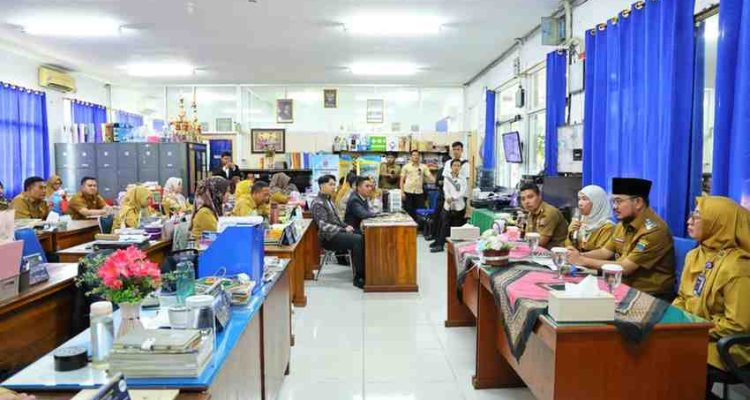 Wawako Palembang, Prima Salam berdialog dengan para guru di SMA Pusri, Palembang, Senin (21/7/2025). Foto: Kominfo Palembang.