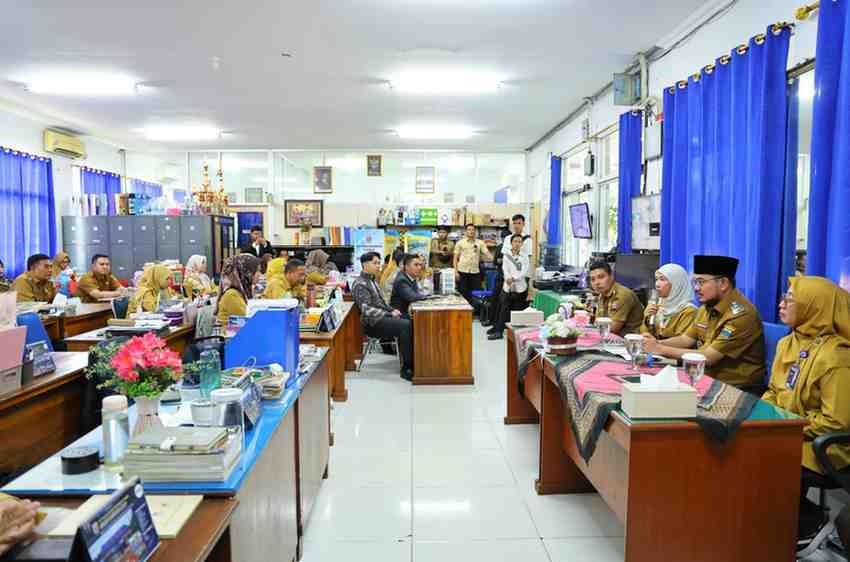 Wawako Palembang, Prima Salam berdialog dengan para guru di SMA Pusri, Palembang, Senin (21/7/2025). Foto: Kominfo Palembang.
