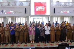 Walikota Palembang, Ratu Dewa bersama peserta rapat koordinasi rencana pagelaran spektakuler Swarna Songket Nusantara dan Sriwijaya Expo 2025, Senin (14/7/2025). Foto: Kominfo Palembang.