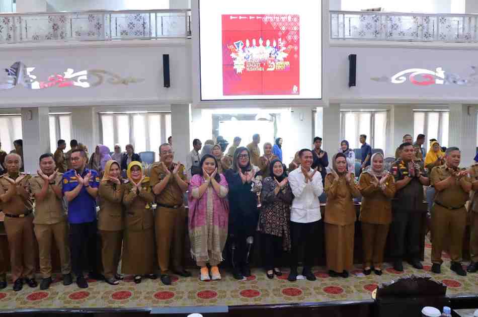 Walikota Palembang, Ratu Dewa bersama peserta rapat koordinasi rencana pagelaran spektakuler Swarna Songket Nusantara dan Sriwijaya Expo 2025, Senin (14/7/2025). Foto: Kominfo Palembang.