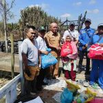 Dua warga pemilik rumah di Desa Karang Agung (Sungai Kubu), Kecamatan Lalan, Kabupaten Musi Banyuasin yang terbakar, Senin (21/7/2025) menmerima bantuan dari Pemkab Muba. Foto: Dok Kecamatan Lalan.