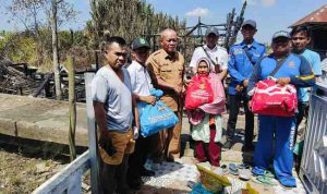 Dua warga pemilik rumah di Desa Karang Agung (Sungai Kubu), Kecamatan Lalan, Kabupaten Musi Banyuasin yang terbakar, Senin (21/7/2025) menmerima bantuan dari Pemkab Muba. Foto: Dok Kecamatan Lalan.
