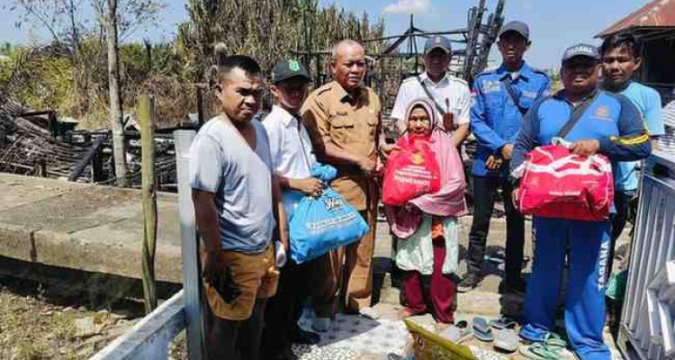 Dua warga pemilik rumah di Desa Karang Agung (Sungai Kubu), Kecamatan Lalan, Kabupaten Musi Banyuasin yang terbakar, Senin (21/7/2025) menmerima bantuan dari Pemkab Muba. Foto: Dok Kecamatan Lalan.