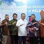 Wagub Sumsel, Cik Ujang menghadiri peresmian terbang perdana Air Asia dari bandara SMB II Palembang menuju Kualalumpur, Jumat (18/7/2025). Foto: Humas Pemprov Sumsel.