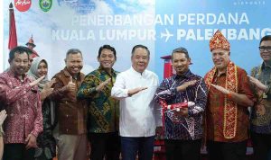 Wagub Sumsel, Cik Ujang menghadiri peresmian terbang perdana Air Asia dari bandara SMB II Palembang menuju Kualalumpur, Jumat (18/7/2025). Foto: Humas Pemprov Sumsel.