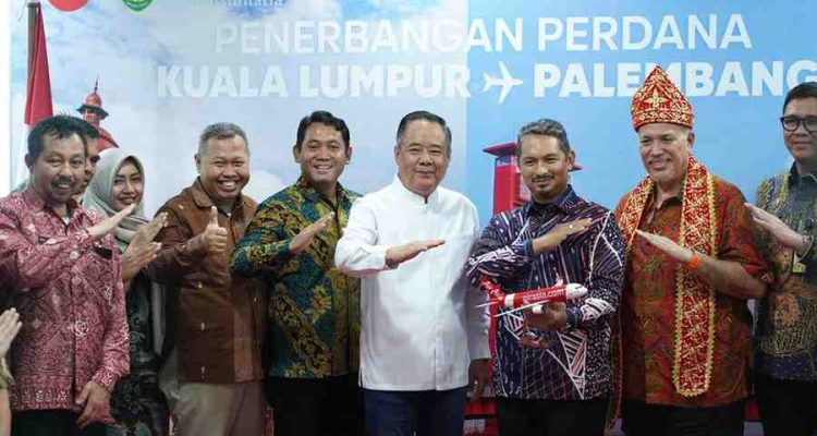 Wagub Sumsel, Cik Ujang menghadiri peresmian terbang perdana Air Asia dari bandara SMB II Palembang menuju Kualalumpur, Jumat (18/7/2025). Foto: Humas Pemprov Sumsel.