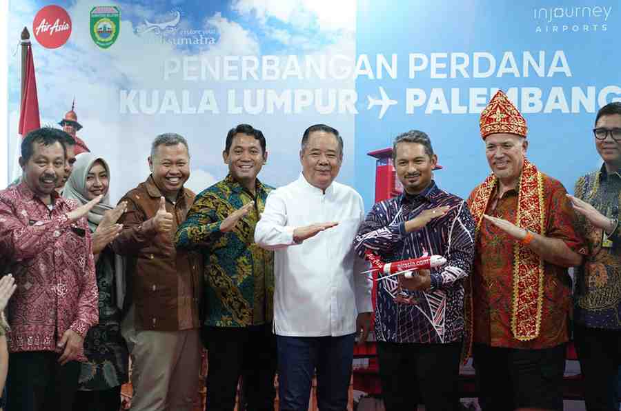 Wagub Sumsel, Cik Ujang menghadiri peresmian terbang perdana Air Asia dari bandara SMB II Palembang menuju Kualalumpur, Jumat (18/7/2025). Foto: Humas Pemprov Sumsel.